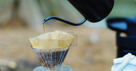 Foto de Se vierte un filtro de café en un vaso - Imagen libre de derechos