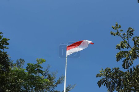 Foto de 17 de agosto de 1945, bandera indonesia contra el fondo del cielo. Concepto del día de la independencia - Imagen libre de derechos