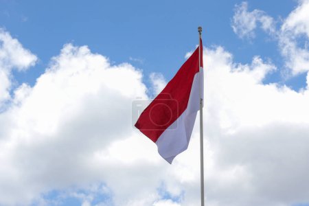 Téléchargez les photos : 17 août 1945, drapeau indonésien sur fond de ciel. Concept de jour de l'indépendance - en image libre de droit