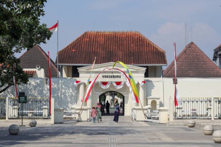 Foto de Exterior del Museo Benteng Vredeburg, es museo de historia es un museo que exhibe la historia de Indonesia durante el período colonial. Situado cerca de la calle Malioboro. Yogyakarta, Indonesia - 2 de agosto de 2023 - Imagen libre de derechos