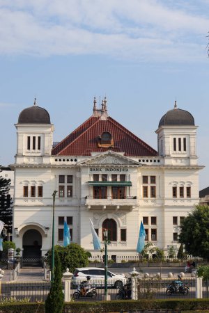 Téléchargez les photos : Le bureau du patrimoine de Bank Indonesia est situé sur Jalan Panembahan Senopati. À l'époque coloniale, ce bureau s'appelait De Javasche Bank. Près du point zéro km de la ville. Yogyakarta, Indonésie 2 août 2023 - en image libre de droit