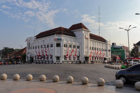 Téléchargez les photos : Le bâtiment BNI Bank, situé près du point zéro kilomètre, était autrefois le bureau du Nederlandsch-Indische Levensverzekeringen en Lijfrente Maatschappij. Yogyakarta, Indonésie - 2 août 2023 - en image libre de droit