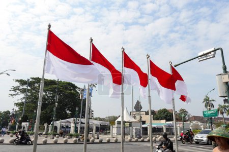 Téléchargez les photos : Les drapeaux indonésiens sont affichés dans la zone de point zéro kilomètre près de la rue Malioboro pour célébrer la fête de l'indépendance. Yogyakarta, Indonésie 2 août 2023 - en image libre de droit