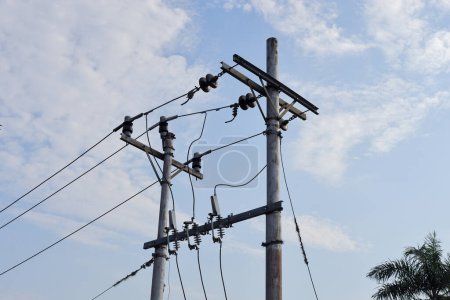 Téléchargez les photos : Câbles électriques désordonnés et lignes électriques sur fond de ciel - en image libre de droit