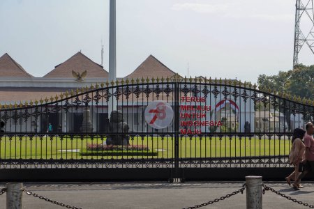 Téléchargez les photos : Le logo emblématique de l'Indonésie 78 fête de l'indépendance en face du palais Yogyakarta, connu sous le nom de Gedung Agung, est situé sur la rue Malioboro. Yogyakarta, Indonésie 2 août 2023 - en image libre de droit