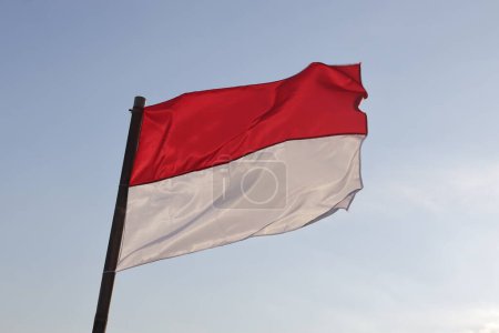 Foto de 17 de agosto de 1945, banderas indonesias contra el fondo del cielo. Concepto del día de la independencia - Imagen libre de derechos