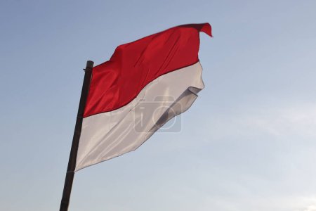 Foto de 17 de agosto de 1945, banderas indonesias contra el fondo del cielo. Concepto del día de la independencia - Imagen libre de derechos