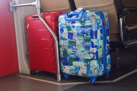 Téléchargez les photos : Les valises passagers contenant des autocollants sont placées dans la cabine du train. Voyageur qui aime collectionner des autocollants tout en voyageant. Yogyakarta - Indonésie, 09 03 2023; - en image libre de droit