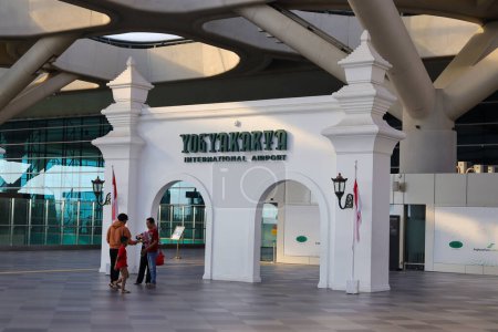 Téléchargez les photos : Aéroport international de Yogyakarta YIA est une installation moderne desservant les vols internationaux et intérieurs. Cette porte d'entrée vitale pour les voyageurs internationaux et nationaux. Kulon Progo - Indonésie 09 03 2023 - en image libre de droit