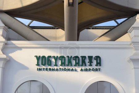Téléchargez les photos : Aéroport international de Yogyakarta YIA est une installation moderne desservant les vols internationaux et intérieurs. Cette porte d'entrée vitale pour les voyageurs internationaux et nationaux. Kulon Progo - Indonésie 09 03 2023 - en image libre de droit