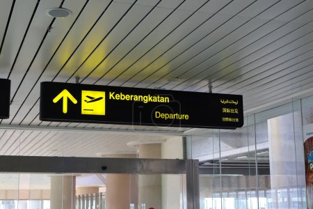 Téléchargez les photos : Panneau de direction à l'aéroport comme information pour les passagers. Aéroport international de Yogyakarta YIA est une installation moderne desservant les vols internationaux et intérieurs. Kulon Progo - Indonésie 09 03 2023 - en image libre de droit