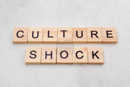 Foto de Vista superior de la cultura Shock palabra en bloque de letras de cubo de madera sobre fondo blanco. Concepto empresarial - Imagen libre de derechos