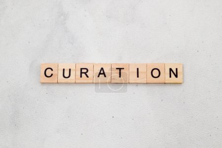 Foto de Vista superior de la palabra Curación en bloque de letras de cubo de madera sobre fondo blanco. Concepto empresarial - Imagen libre de derechos