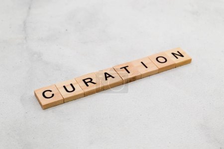 Foto de Vista superior de la palabra Curación en bloque de letras de cubo de madera sobre fondo blanco. Concepto empresarial - Imagen libre de derechos