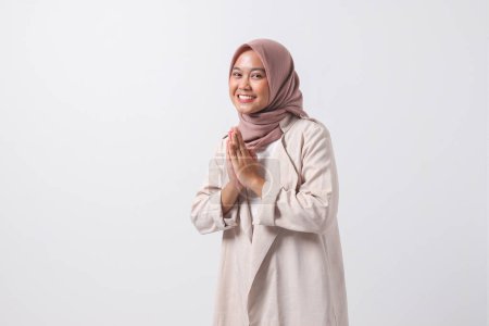 Téléchargez les photos : Portrait de femme hijab asiatique excitée en costume décontracté montrant des excuses et geste de bienvenue. Concept de femme d'affaires. Image isolée sur fond blanc - en image libre de droit