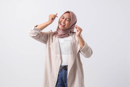 Téléchargez les photos : Portrait de femme asiatique excitée hijab en costume décontracté faire signe de coeur coréen signifie l'amour pour vous. Manifester de la sympathie et des sentiments bienveillants. Image isolée sur fond blanc - en image libre de droit