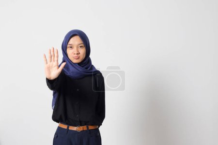 Téléchargez les photos : Portrait de femme hijab asiatique désagréable en chemise décontractée levant les mains et disant non, montrant le rejet. Concept publicitaire. Image isolée sur fond blanc - en image libre de droit