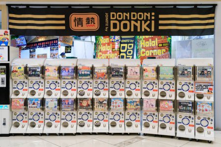 Foto de Cápsula de máquinas de juguete de Gachapon, una marca registrada de Bandai, frente a Don Donki en Kuala Lumpur. Gachapon son dispensadores de juguetes operados con monedas - Imagen libre de derechos