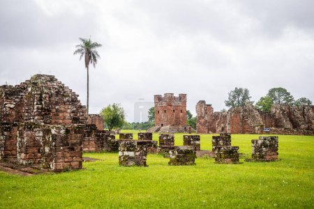 antiguas ruinas del monasterio de santisima trinidad en encarnacion, paraguay.