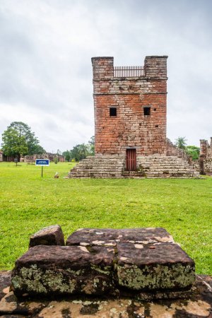 Téléchargez les photos : Vieilles ruines du monastère de santisima trinidad à encarnacion, paraguay. - en image libre de droit