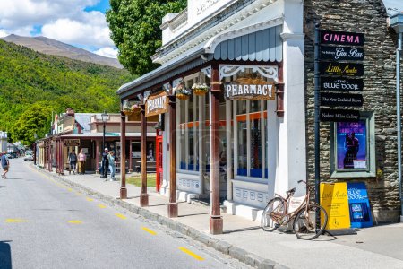Téléchargez les photos : Arrowtown, Nouvelle-Zélande. 5 février 2023 : vue de rue de la rue principale de la ville de flèche - en image libre de droit