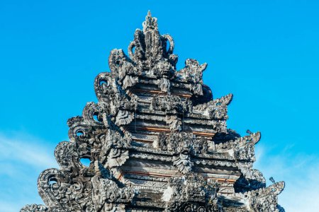 Foto de Puerta tallada en la entrada del templo balinés, indonesia - Imagen libre de derechos