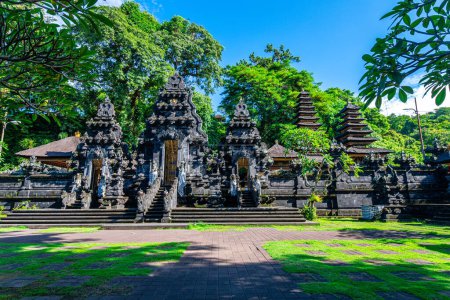Téléchargez les photos : Portail sculpté à l'entrée du temple balinais, indonésie - en image libre de droit