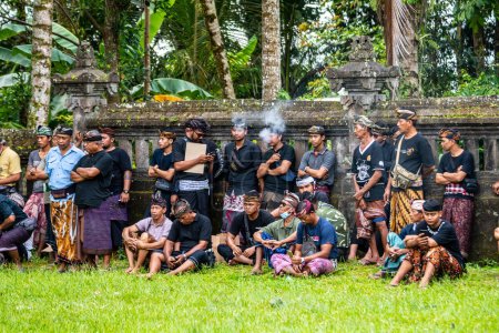 Téléchargez les photos : Ubud, indonésie. 16 mars 2023 : Cérémonie funéraire balinaise dans un petit village aux regards des peuples - en image libre de droit