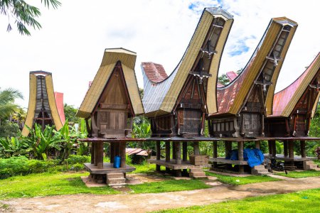 Foto de Casas tradicionales de tana toraja en el pueblo de Londres, indonesia - Imagen libre de derechos