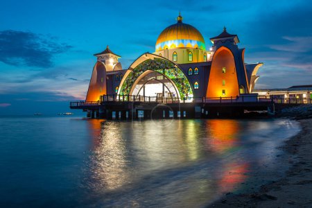 Foto de Puesta del sol desde la mezquita de los estrechos de Melaka, Malasia - Imagen libre de derechos