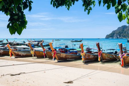 Téléchargez les photos : Ao nang, Thaïlande. 13 mai 2023 : vues des célèbres bateaux à queue longue utilisés pour se déplacer entre les îles de Thaïlande - en image libre de droit