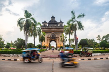 Téléchargez les photos : Vue sur la célèbre arche de patuxay à Vientiane, laos - en image libre de droit
