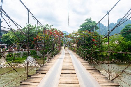 drewniany most przejście nam piosenka rzeka w Vang Vieng, Laos