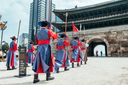 Foto de Seúl, Corea del Sur. 3, julio, 2023: Guardia militar cambiando el rendimiento en la puerta de Sungnyemun, Seúl - Imagen libre de derechos