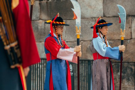 Foto de Seúl, Corea del Sur. 3, julio, 2023: Guardia militar cambiando el rendimiento en la puerta de Sungnyemun, Seúl - Imagen libre de derechos