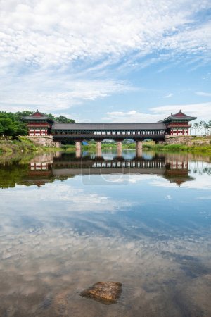 Foto de Vistas del puente de madera Woljeonggyo en gyoengju, Corea del Sur - Imagen libre de derechos