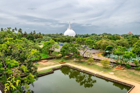 Téléchargez les photos : Anuradhapura, sri lanka. 14 août 2023 : temple patrimonial de la ville d'Anuradhapura - en image libre de droit
