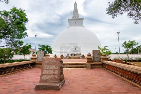 Téléchargez les photos : Anuradhapura, sri lanka. 14 août 2023 : temple patrimonial de la ville d'Anuradhapura - en image libre de droit