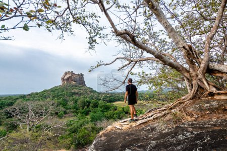 Téléchargez les photos : Vue panoramique sur le rocher sigiriya, sri lanka - en image libre de droit