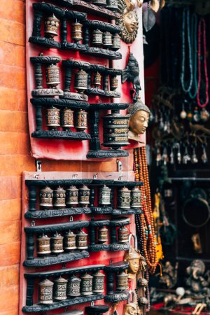 Téléchargez les photos : Artisanat népalais sont affichés sur un magasin - en image libre de droit