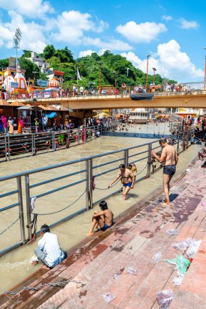Foto de Haridwar, india. 15 septiembre, 2023: la gente está haciendo una ceremonia de purificación en el río de las pandillas en haridwar - Imagen libre de derechos