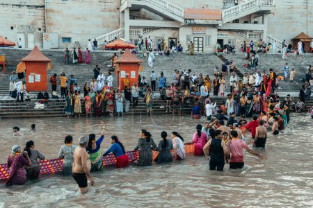 Foto de Haridwar, india. 15 septiembre, 2023: la gente está haciendo una ceremonia de purificación en el río de las pandillas en haridwar - Imagen libre de derechos