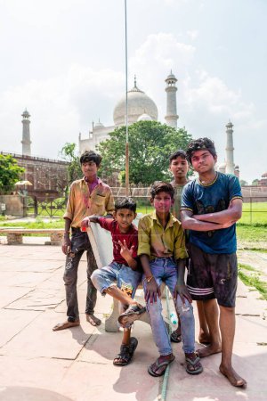 Téléchargez les photos : Agra, Inde. 25 septembre 2023 : un groupe d'indiens non identifiés profite du festival holi - en image libre de droit