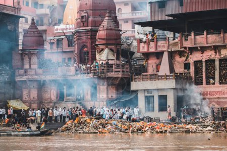 Foto de Varanasi, india. 30 septiembre, 2023: vista de la orilla del río Varanasi, donde la gente viene a tomar un baño en la orilla del río Pandillas - Imagen libre de derechos