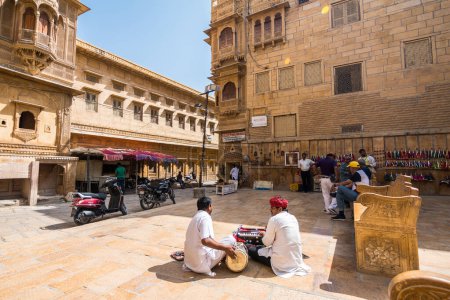 Foto de Jaisalmer, india. 18 octubre, 2023: vista a la calle de jaisalmer golden city, India - Imagen libre de derechos