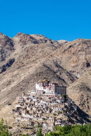 Foto de Vistas de thikse monasgtery en el distrito de leh ladakh, India - Imagen libre de derechos