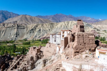 Foto de Vistas del pueblo de lamayuru en el distrito de leh ladakh, India - Imagen libre de derechos