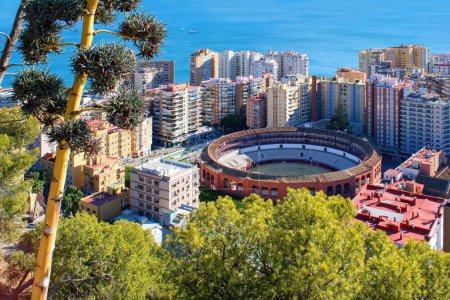 Foto de Málaga vista de la ciudad, Andalucía, España - panorama de la ciudad con la tradicional plaza de toros española. - Imagen libre de derechos
