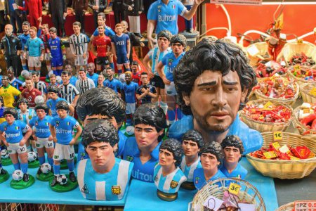 Foto de Naples, Italy-  28.3.2022: Traditional street souvenirs, miniatures of famous D. A. Maradona and other football players SSC Neapol - Imagen libre de derechos