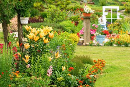 Hermoso verano en floreciente jardín rural con diversidad de plantas